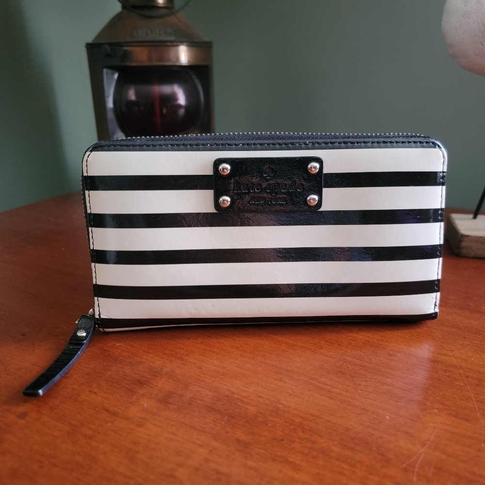Kate Spade WLRU1459 Wellesley Large Wallet Black White Patent Leather Stripe